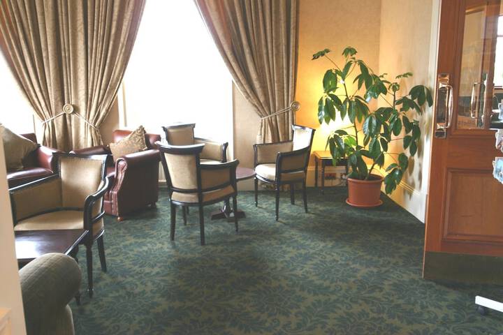 Lounge 105 of 116