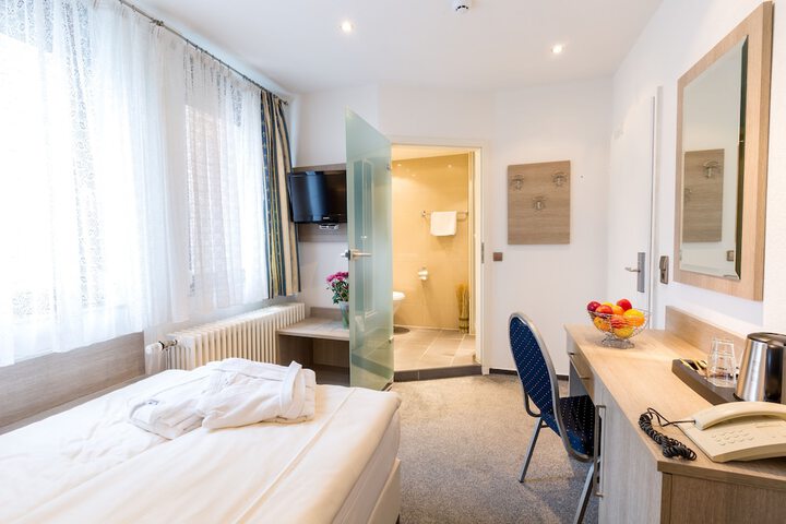 Room 4 of 35
