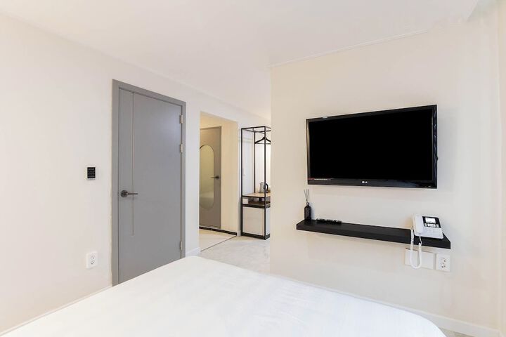 Room 9 of 82