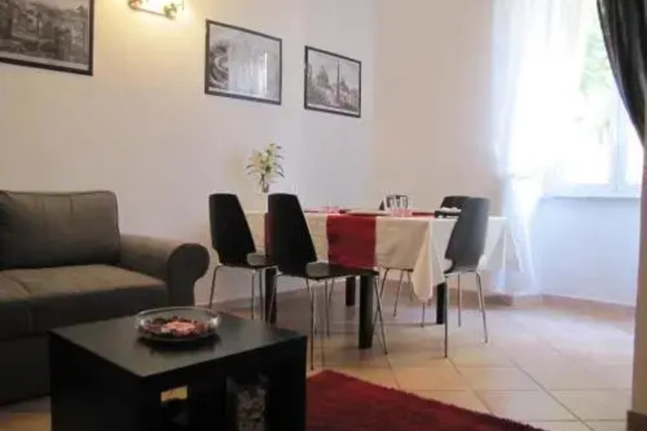 Dining 8 of 11