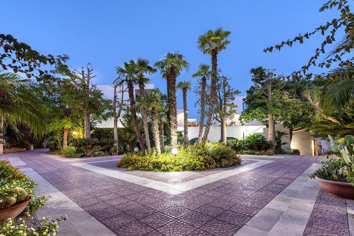 Hotel Exterior 116 of 128