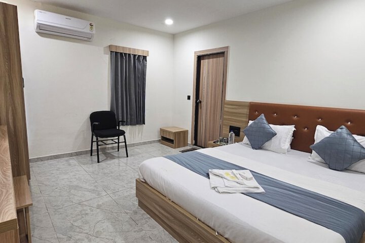 Room 9 of 33