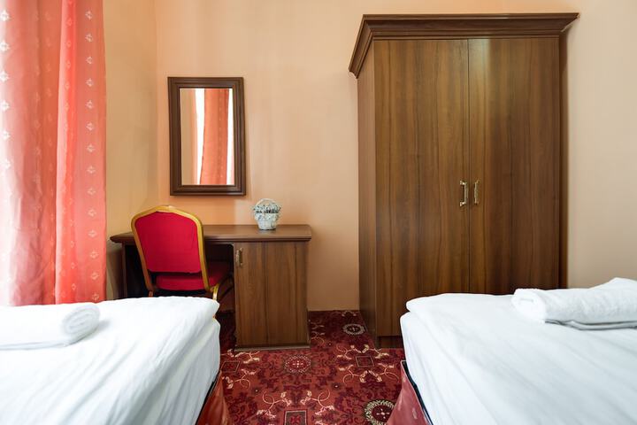 Room 9 of 16