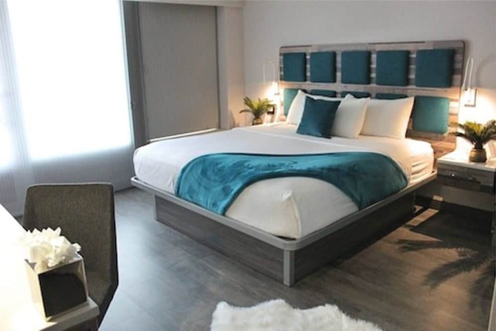 1 King Bed (2 of 6)