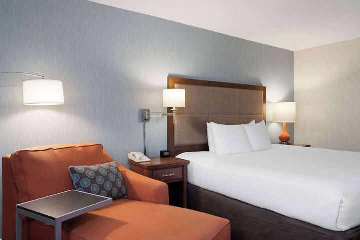 1 King Bed (4 of 6)