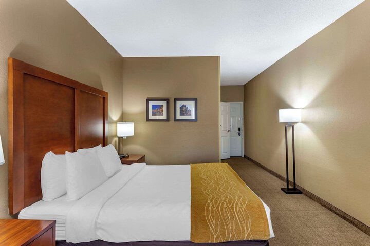 1 Queen Bed (2 of 21)