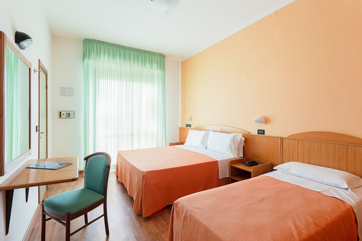 Room 6 of 28