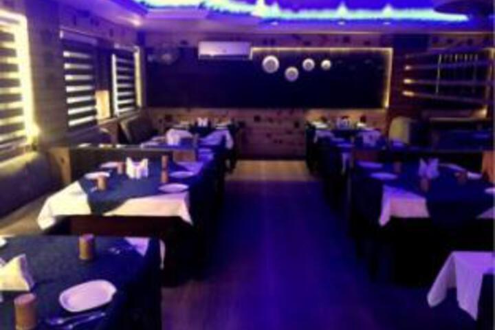 Dining 4 of 12