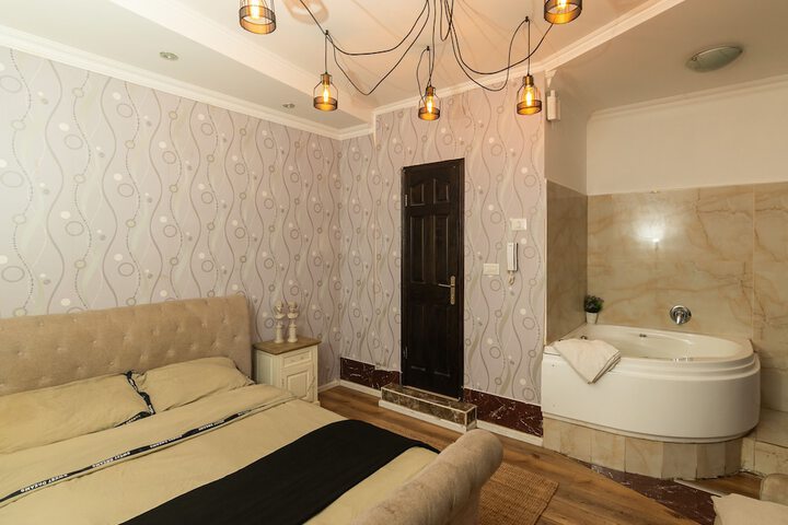 Room 9 of 32