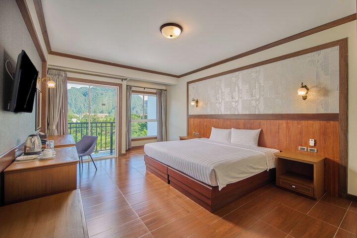 Room 17 of 28