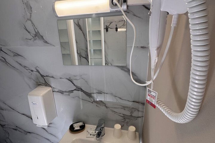 Room 64 of 100