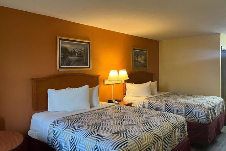 1 Queen Bed Micfridge (3 of 14)