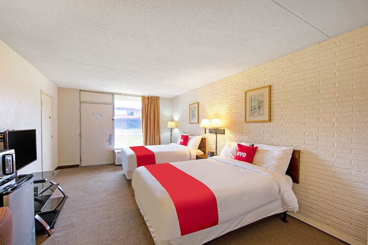 2 Queen Beds (7 of 12)