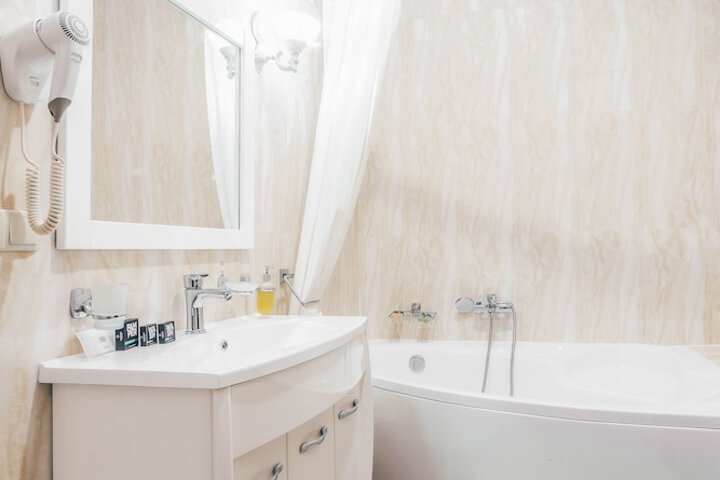 Deep soaking bathtub