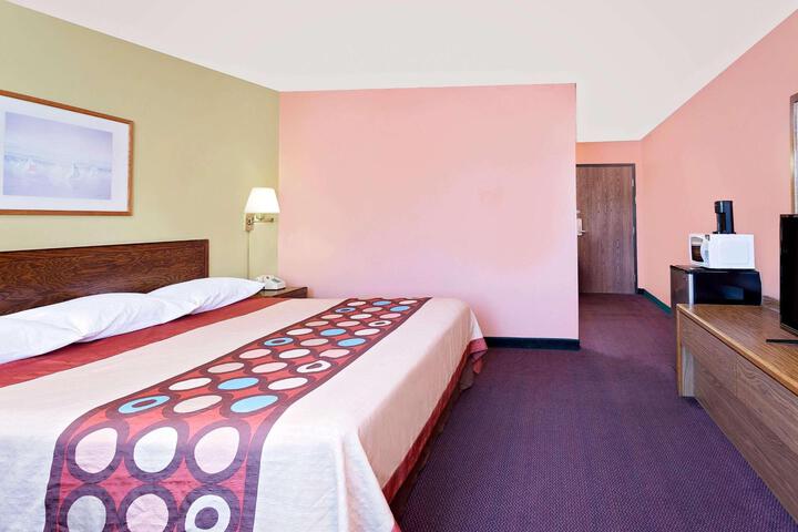 1 King Bed (3 of 6)