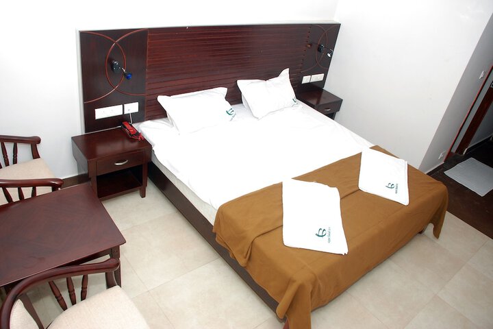 Room 6 of 16