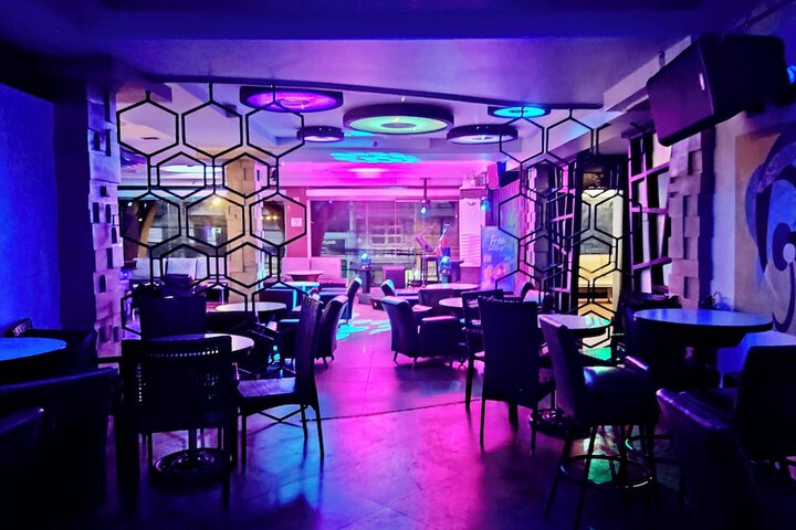 Lounge 23 of 29