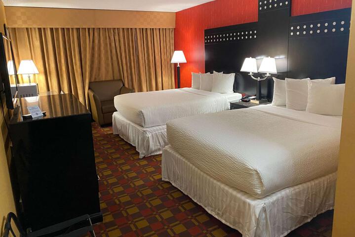 2 Queen Beds (6 of 9)