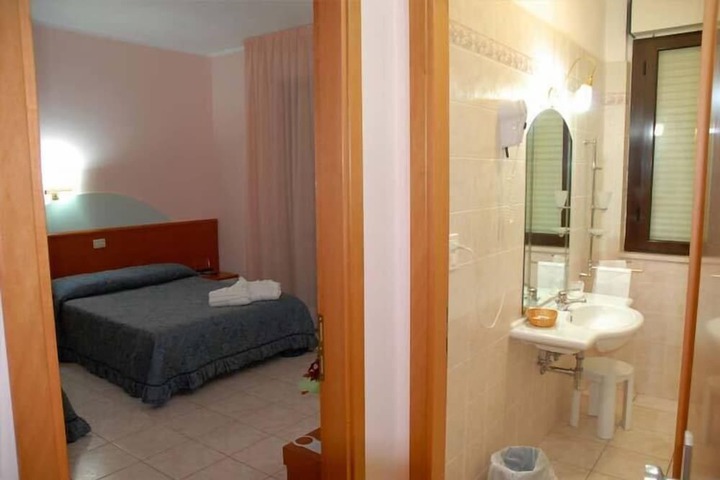 Room 8 of 12