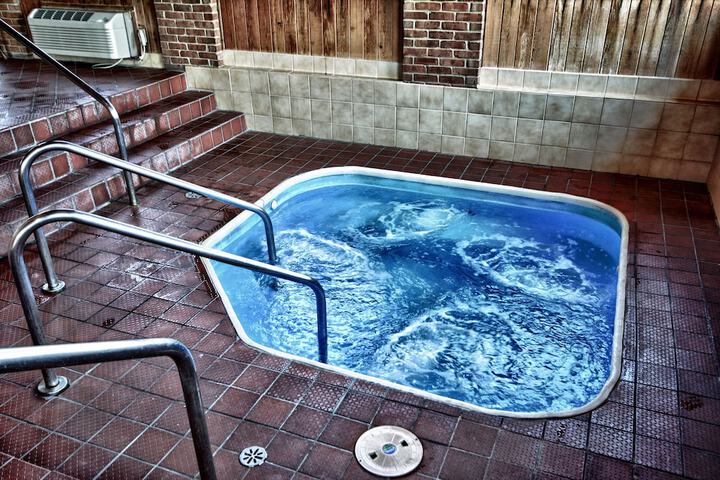 Indoor spa tub