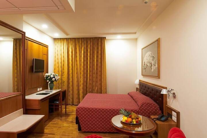 Room 10 of 28