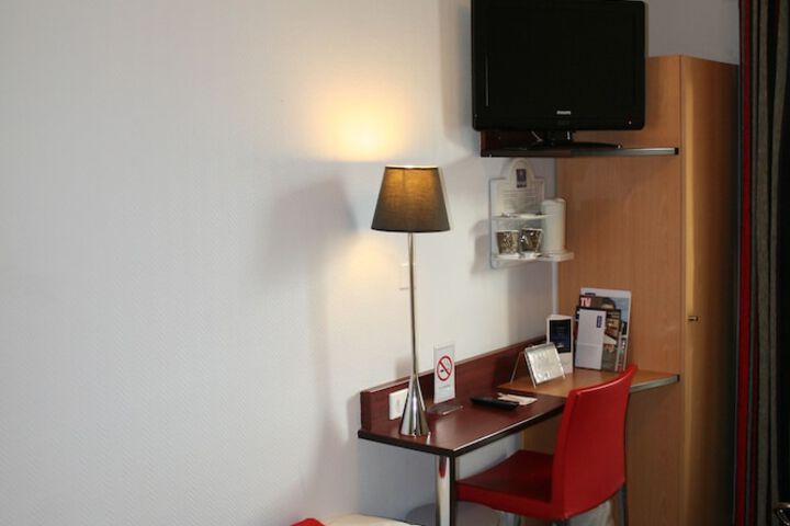 Room 11 of 36