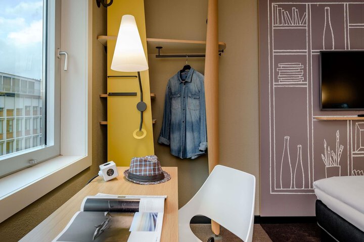 Room 12 of 27