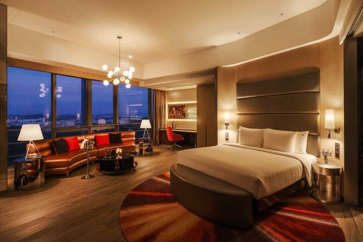 Room 27 of 90