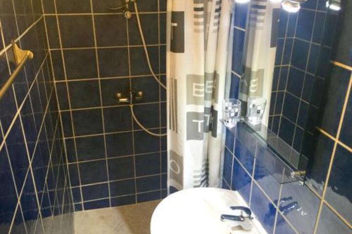 Room 6 of 10