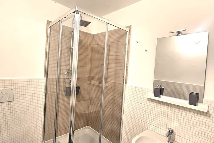 Room 10 of 16