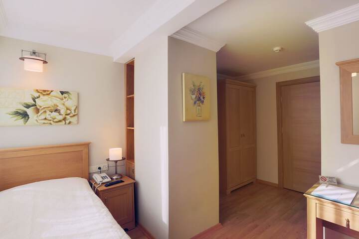 Room 13 of 36