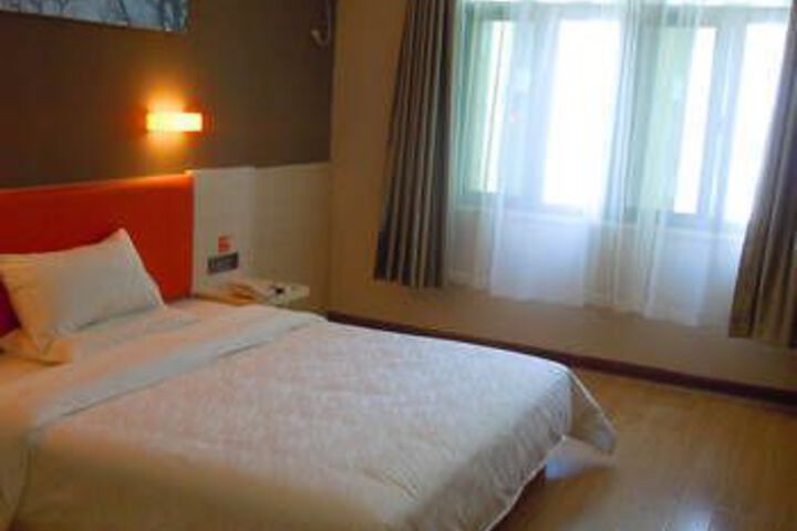 Room 9 of 12