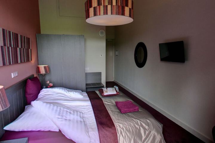 Room 4 of 37