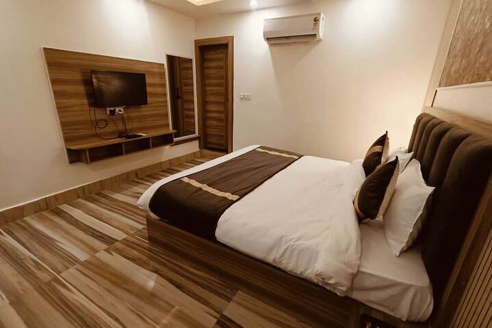 Room 13 of 36