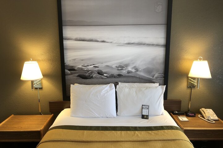 1 Queen Bed (3 of 49)