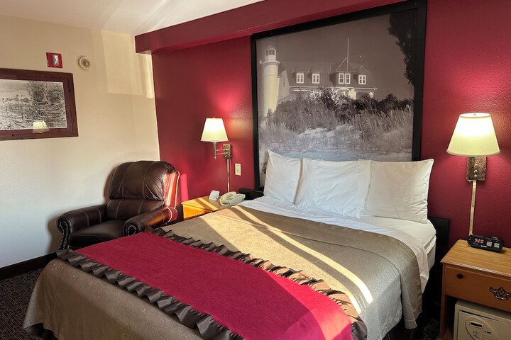 1 Queen Bed Mobility Accessible (6 of 10)