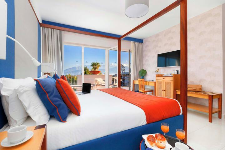 Room 32 of 100