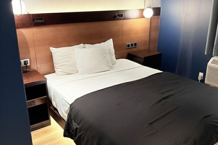 Room 16 of 40