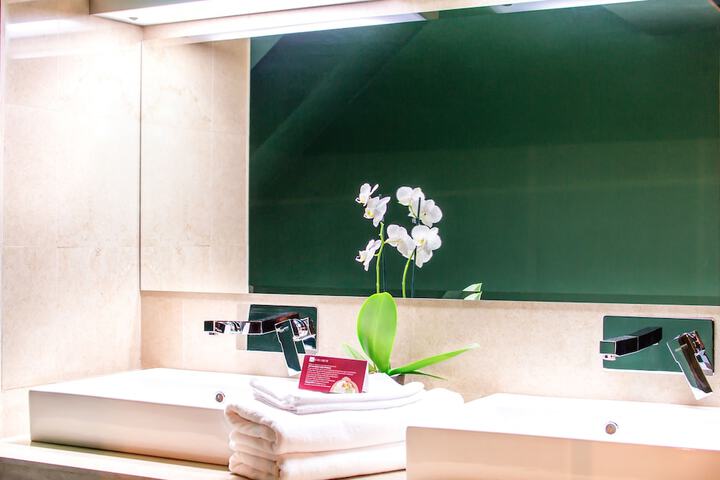 Room 80 of 144