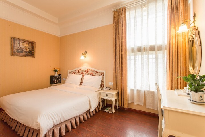 Room 11 of 22