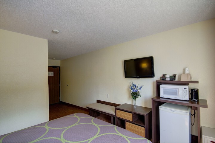 1 Queen Bed (6 of 20)