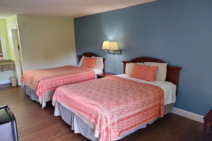 2 Queen Beds (2 of 13)