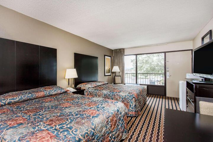 2 Double Beds (7 of 10)