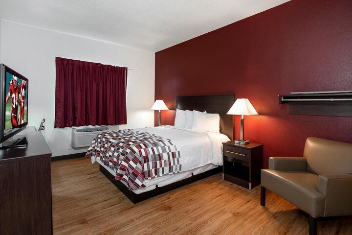 1 Queen Bed (6 of 9)