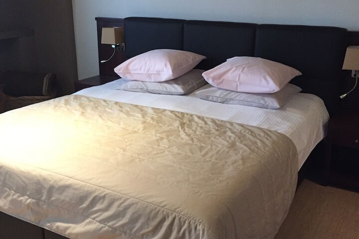 Room 5 of 16
