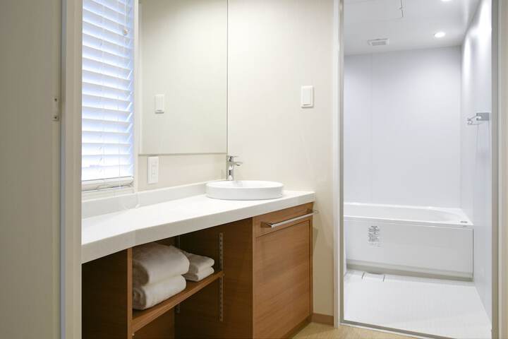 Room 16 of 28