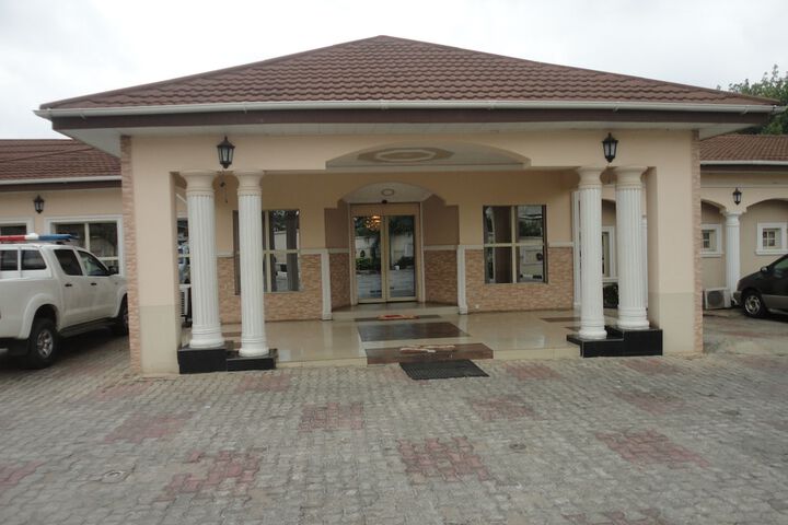 SDM Tavern and Suites