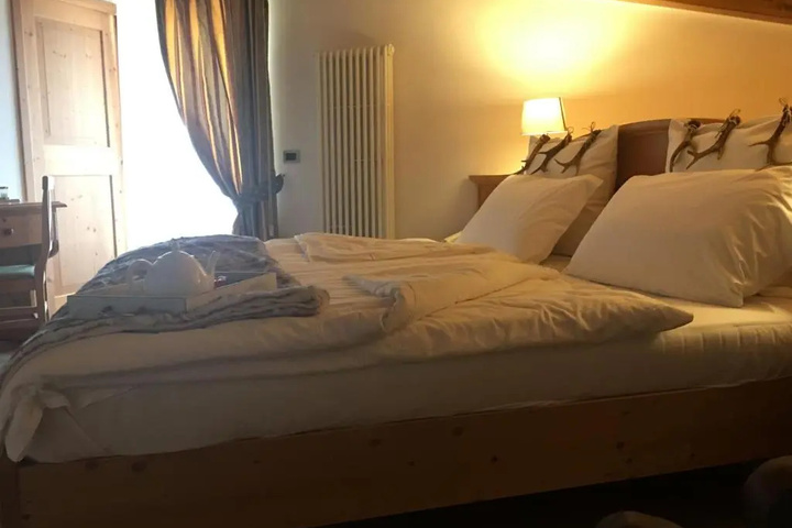 Room 2 of 18