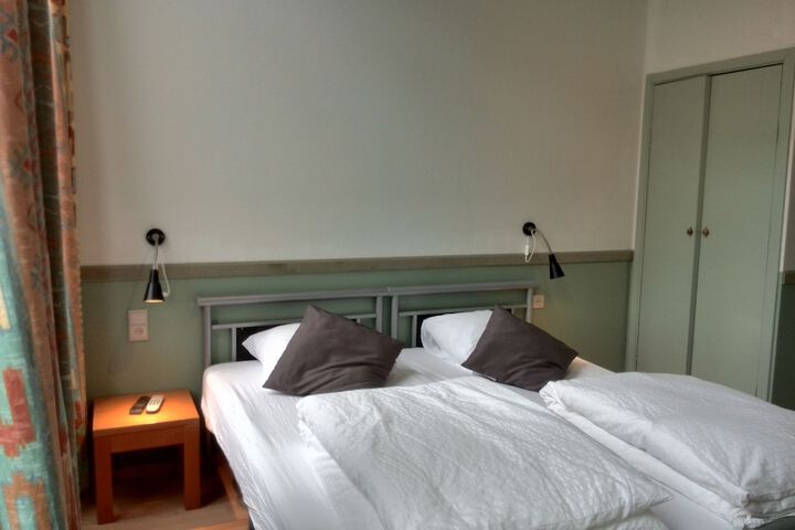 Room 9 of 19