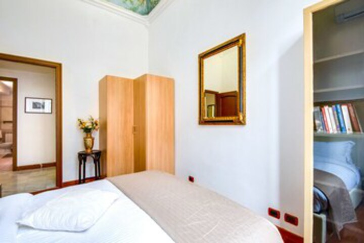 Room 4 of 25